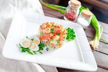 Karides ile Rus salatası