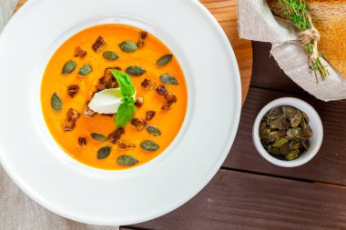 Balkabağı çorbası beyaz plaka, yakın çekim