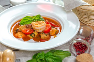 Taze lezzetli deniz ürünleri çorbası