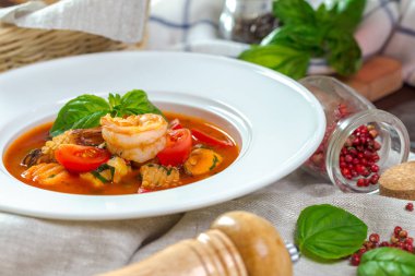 Taze lezzetli deniz ürünleri çorbası