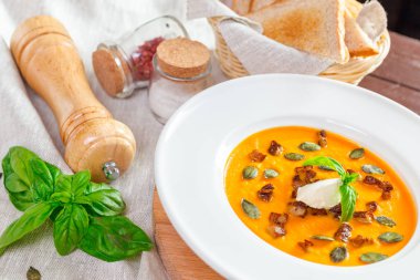 Beyaz tabakta balkabağı çorbası