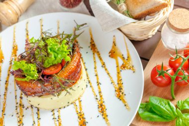 Kızarmış balık ve patates püresi.