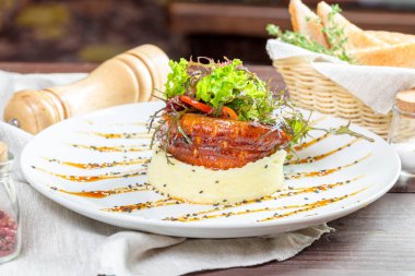 Kızarmış balık ve patates püresi.