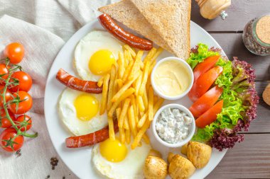 sahanda yumurta ve kahvaltıda Kızarmış sosis