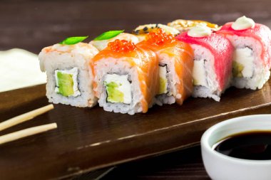 Gökkuşağı Maki Sushi üzerinde ahşap masa, yakın çekim kesme 