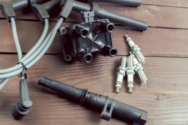 Arka plan üzerinde çeşitli araba parçaları yakın çekim