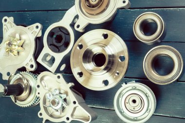 Arka plan üzerinde çeşitli araba parçaları yakın çekim