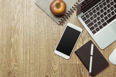 Ofis masaları ile smartphone üstünde o. Yukarıdan görüntülemek 