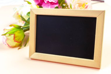 Küçük ahşap çerçeveli boş yazı tahtası tasarımınız için 