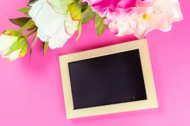 Küçük ahşap çerçeveli boş yazı tahtası tasarımınız için 