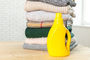 saf giysileri yıkarken sıvı ile