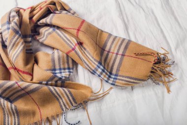 kahverengi eşarp beyaz arka plan üzerinde yalan  