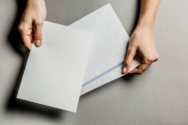 Erkek holding boş zarflar eller 