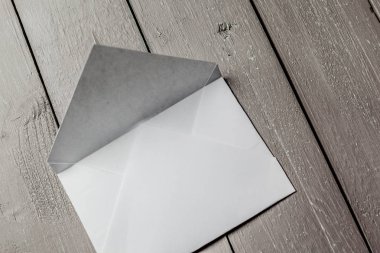 Ahşap masa üzerinde boş zarflar