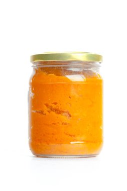 Beyaz arka plan üzerinde izole cam kavanozlarda konserve sebzeler