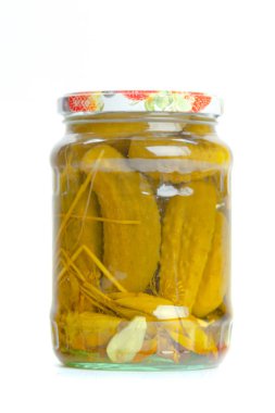 Beyaz arka plan üzerinde izole cam kavanozlarda konserve sebzeler