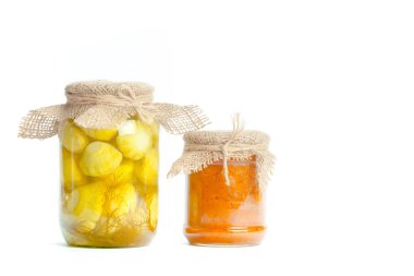 Beyaz arka plan üzerinde izole cam kavanozlarda konserve sebzeler