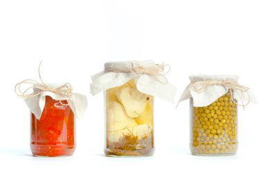 Beyaz arka plan üzerinde izole cam kavanozlarda konserve sebzeler