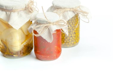 Beyaz arka plan üzerinde izole cam kavanozlarda konserve sebzeler