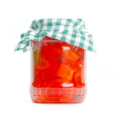 Beyaz arka plan üzerinde izole cam kavanozlarda konserve sebzeler