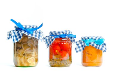 Beyaz arka plan üzerinde izole cam kavanozlarda konserve sebzeler