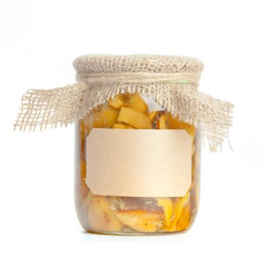 Beyaz arka plan üzerinde izole cam kavanozlarda konserve sebzeler