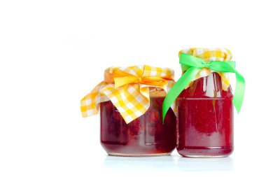 Cam kavanoz reçel beyaz arka plan üzerinde izole ile