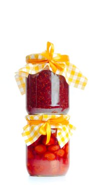 Cam kavanoz reçel beyaz arka plan üzerinde izole ile