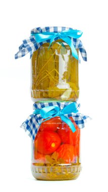 Beyaz arka plan üzerinde izole cam kavanozlarda konserve sebzeler