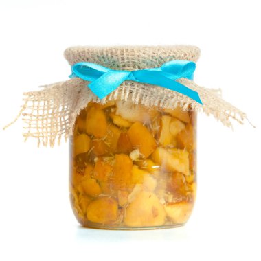 Beyaz arka plan üzerinde izole cam kavanozlarda konserve sebzeler