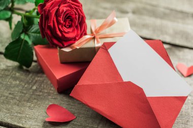 Gül ve ahşap masa, Sevgililer günü arka plan üzerinde bir kalp