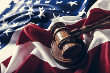 Tahta tokmak ve Amerikan bayrağı