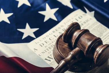 Tahta tokmak ve Amerikan bayrağı