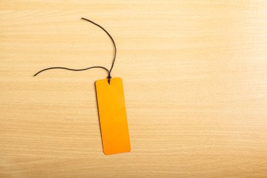 ahşap zemin üzerinde boş etiket