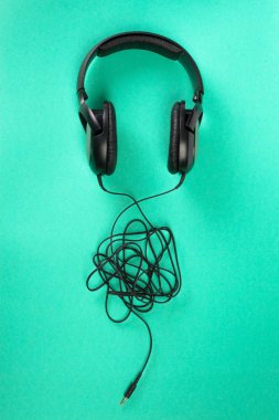 yeşil arka plan üzerinde kulaklık