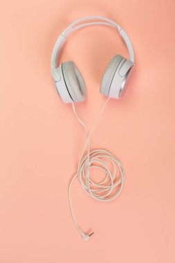 turuncu arka plan üzerinde kulaklık