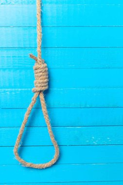 Ahşap arka plan üzerinde gemi halatı