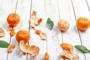 ahşap masa üzerinde taze mandalina yakın çekim   