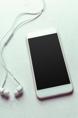 Üstten görünüm smartphone sahte şablon ile siyah ekran