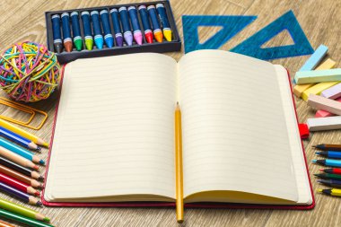 çeşitli renkli çizim araçları. Yukarı alay