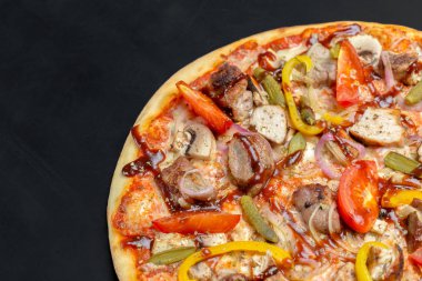 Pizza tebeşir tahtası üzerinde 