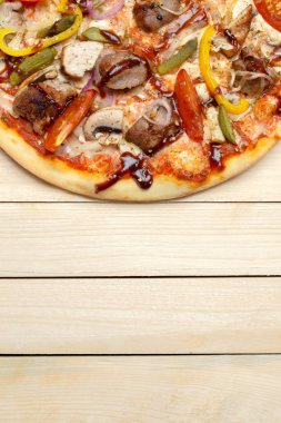 lezzetli İtalyan pizza tahta masada görev yaptı.