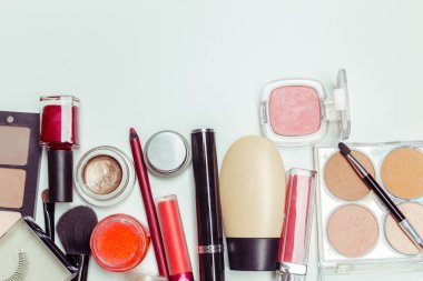 Fırça ve beyaz bir arka plan üzerinde izole kozmetik. Üstten Görünüm.