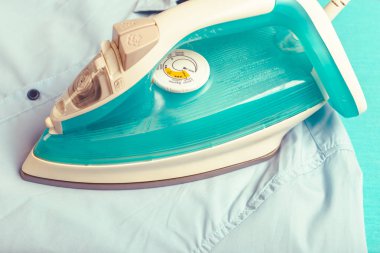 Hafif ev içi arka planda ütü tahtası