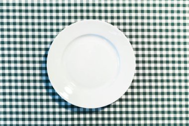 plaka üzerinde kareli masa örtüsü