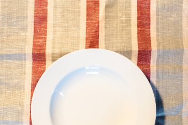 Beyaz plaka üzerinde bir masa örtüsü