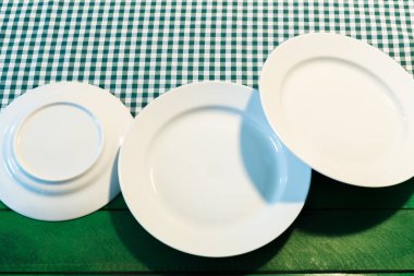 plaka üzerinde kareli masa örtüsü