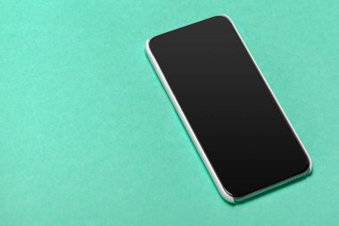 siyah akıllı telefon masada.