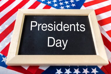 yazı tahtası ve Amerika Birleşik Devletleri bayrağı ile yazılmış metin mutlu Cumhurbaşkanlığı günü