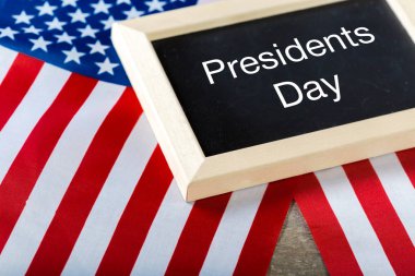 yazı tahtası ve Amerika Birleşik Devletleri bayrağı ile yazılmış metin mutlu Cumhurbaşkanlığı günü